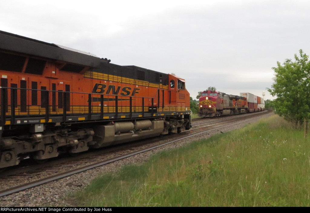 BNSF 6559 West Meets BNSF 743 East